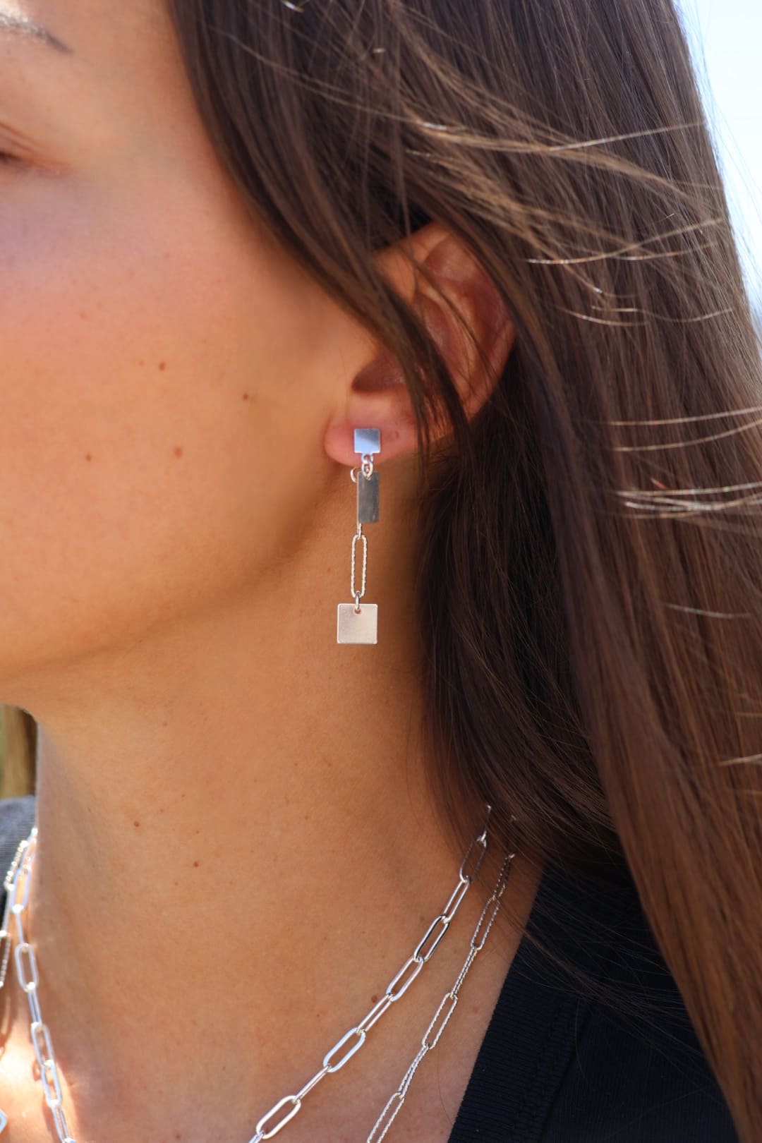 Boucles d'oreilles longues portées avec chaine et carré argenté pour femme 