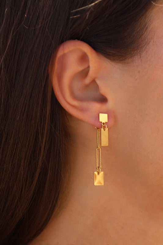 Boucles d'oreilles longues portées avec chaîne et carrés dorées pour femme 