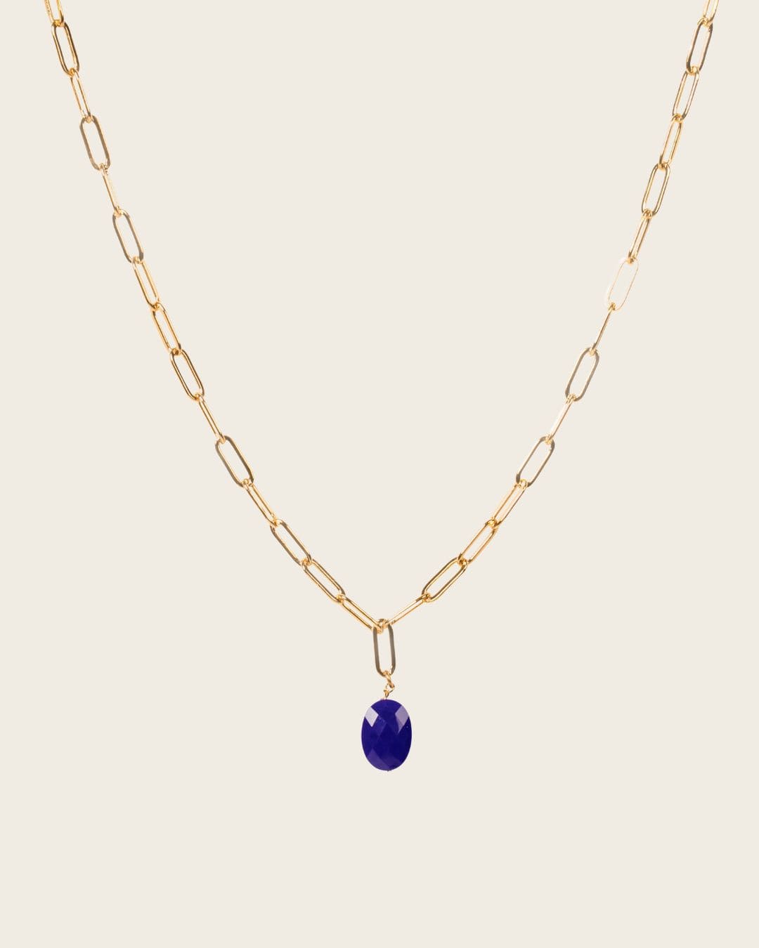 collier en chaîne dorée avec une pierre bleu marine pour femme 