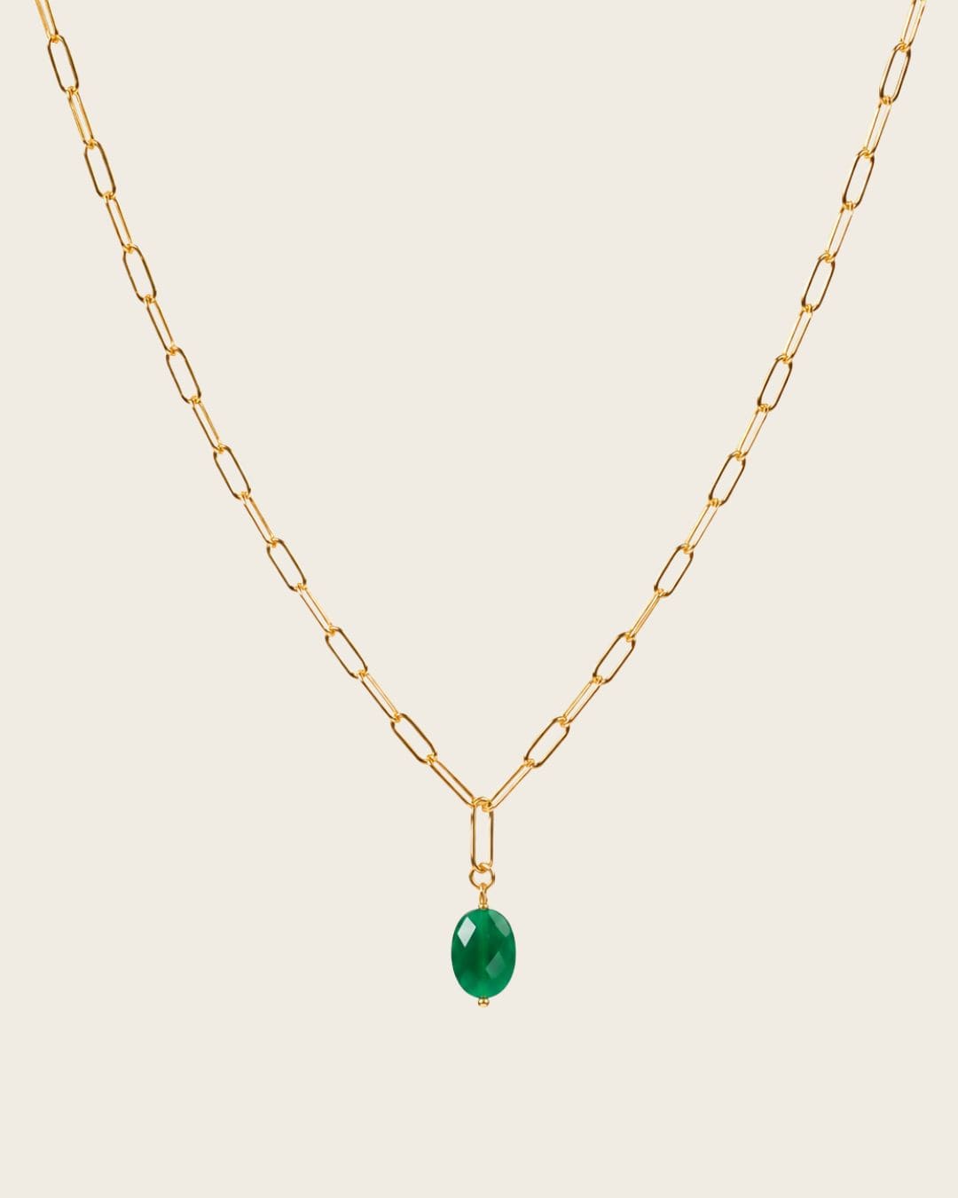 collier en chaîne dorée avec une pierre verte pour femme 